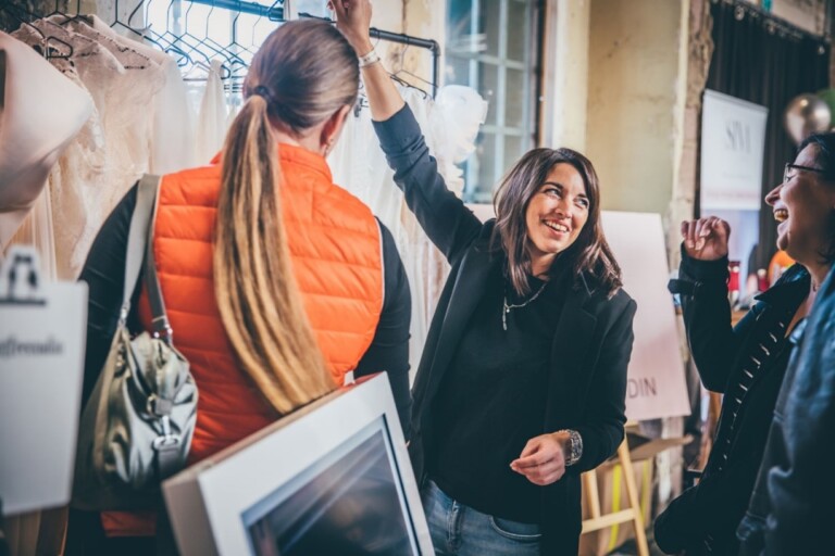 Brautfreundin auf der Bube Dame Herz Messe 2023